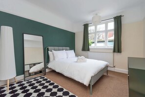 Iron/ironing board, Internet, bed sheets - Spacious 2BDR with Dedicated Work Area (Greater London)