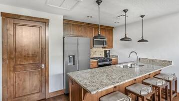 Réfrigérateur, micro-ondes, plaque de cuisson, lave-vaisselle