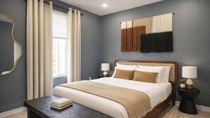 Un dormitorio con cama, mesitas de noche, un espejo y una ventana con cortinas.