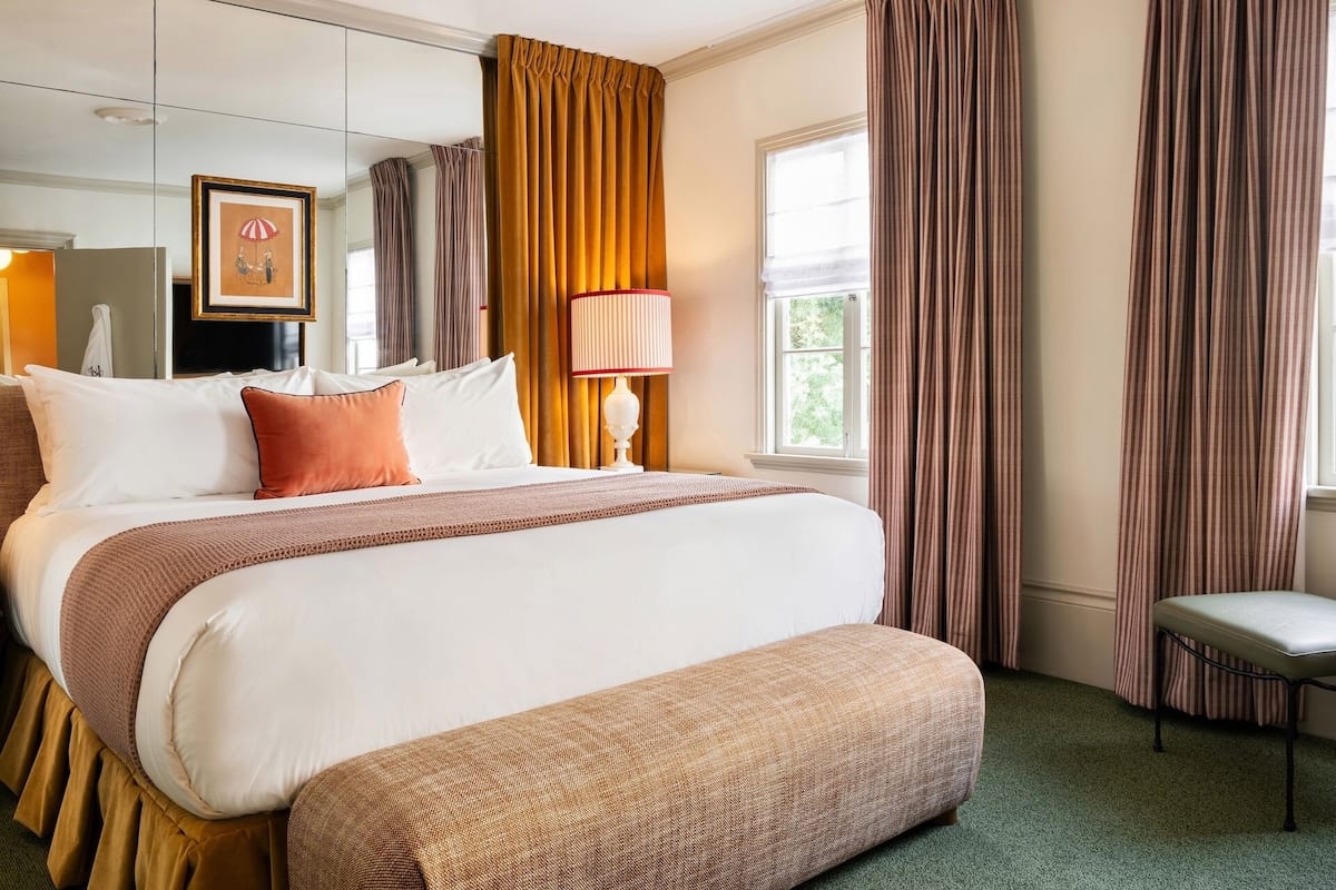 Deluxe-værelse - 1 kingsize-seng - badekar | Gadeudsigt