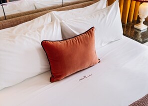 Eenvoudige kamer, 1 kingsize bed, huisdieren toegestaan | Een kluis op de kamer, geluiddichte muren, een strijkplank/strijkijzer