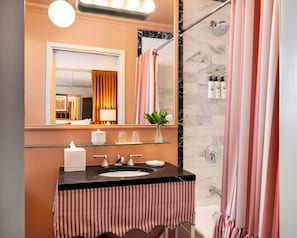 Kombination af bruser/badekar, designertoiletartikler, hårtørrer