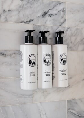 Eenvoudige kamer, 1 kingsize bed, huisdieren toegestaan | Badkamervoorzieningen | Gratis toiletartikelen, een haardroger, pantoffels, handdoeken