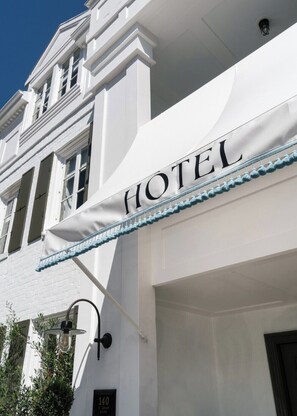 Front of property - The Hotel Lili (Beverly Hills)