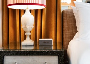 Eenvoudige kamer, 1 kingsize bed, huisdieren toegestaan | Een kluis op de kamer, geluiddichte muren, een strijkplank/strijkijzer