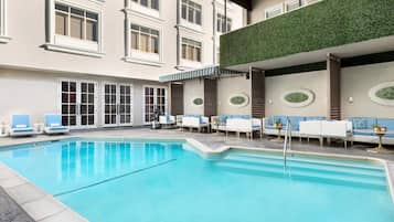 Piscine extérieure, parasols de plage, chaises longues