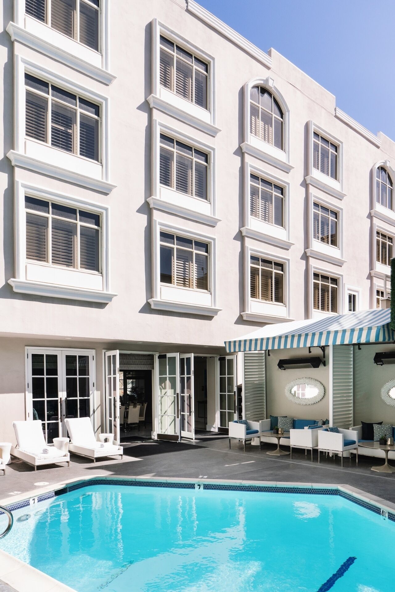 Piscina externa, guarda-sóis, espreguiçadeiras