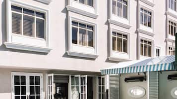 Piscina externa, guarda-sóis, espreguiçadeiras