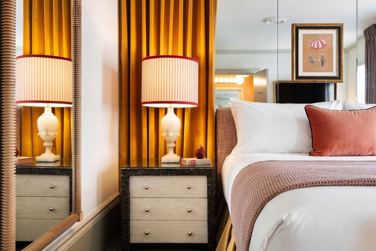 Eenvoudige kamer, 1 kingsize bed, huisdieren toegestaan | Een kluis op de kamer, geluiddichte muren, een strijkplank/strijkijzer