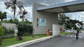 A building with a sign reading 'ESTILO Ponta Negra' and the number '5131'.