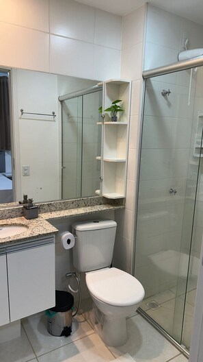 Căn hộ cơ bản | Phòng tắm | Buồng tắm vòi sen, đồ dùng nhà tắm miễn phí, máy sấy tóc, khăn tắm 