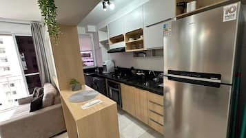 Apartamento | Cozinha privada | Geladeira grande, fogão, cooktop, cafeteira/chaleira