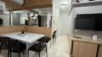 Basic Apartment | Dining