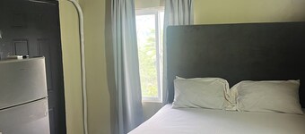 Cozy studio apartment with queen bed in charming Kingston with AC