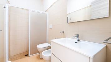 Dusche, Haartrockner, Handtücher