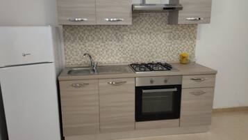 Kjøleskap, mikrobølgeovn, ovn og kokeplater