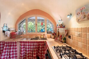 Frigorifero, microonde, forno, piano cottura