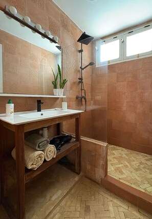 Regadera, secadora de cabello, bidet, toallas 