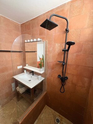 Shower, hair dryer, bidet, towels - Dar Sghira - House in the heart of Essaouira with sunny terrace (Essaouira)