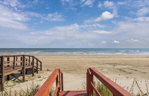 Beach towels - Blue water Bliss at Surfside Spacious 4 bd 4 bath Ocean Front Private Walk Over (Freeport)