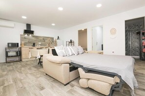 Iron/ironing board, WiFi, bed sheets - Apartment 'Tom-isi' with Wi-Fi and Air Conditioning (Rota)