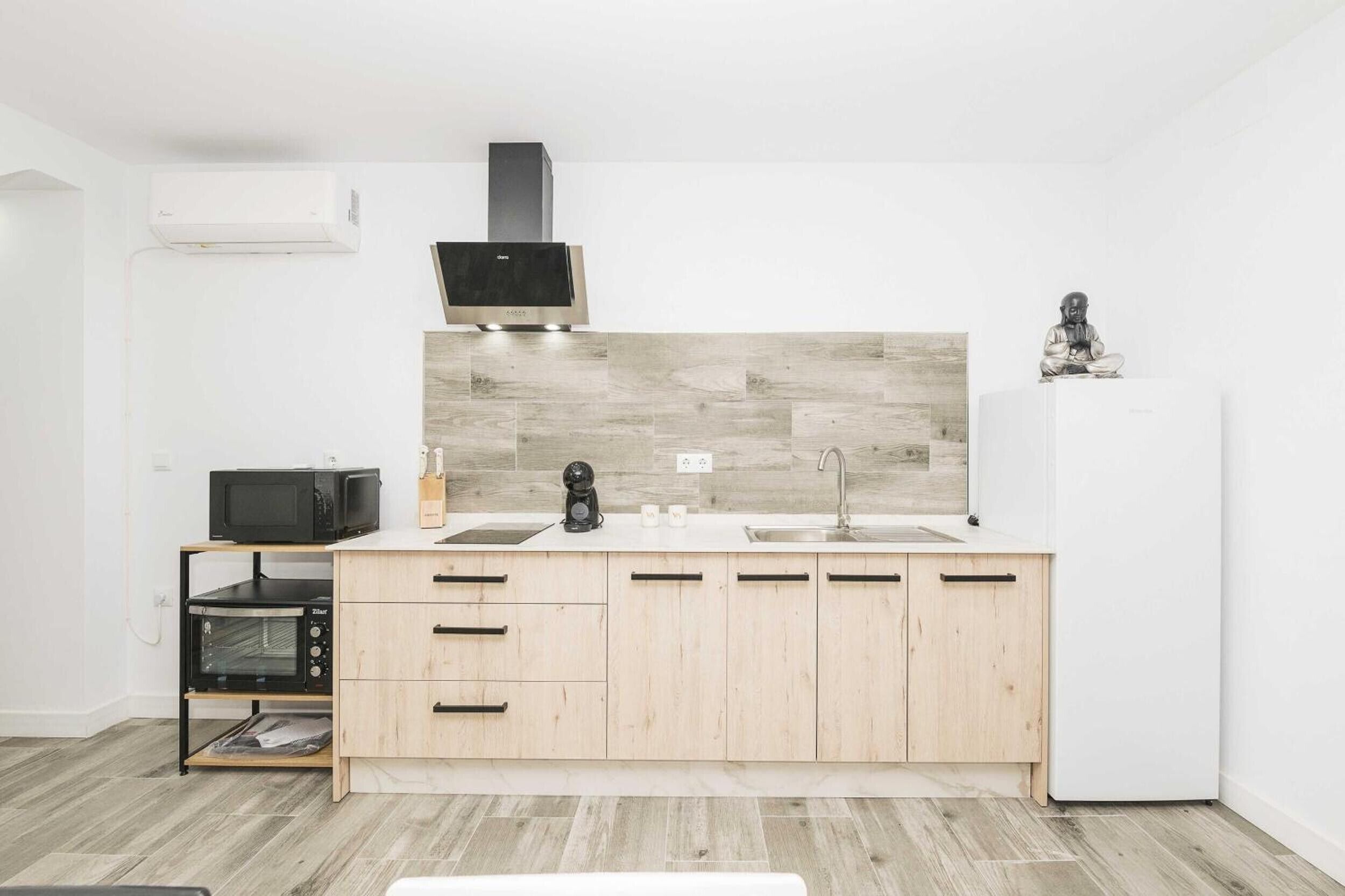 Køleskab, mikrobølgeovn, ovn, kogeplade