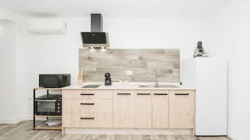 Køleskab, mikrobølgeovn, ovn, kogeplade