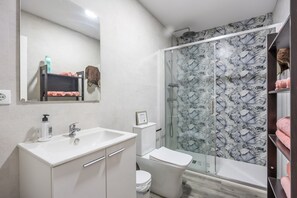 Een douche, een haardroger, handdoeken