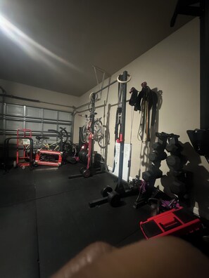 Fitness facility - Cozy 1-bedroom house with AC in quaint Houston neighborhood (Houston)