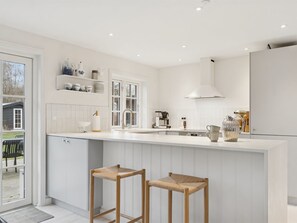 Jääkaappi, astianpesukone, keittoastiat/astiat/ruokailuvälineet