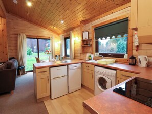 Cookware/dishes/utensils - Elderberrys Lodge (Bideford)