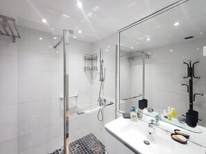 Dusche, Haartrockner, Handtücher