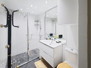 Douche, sèche-cheveux, serviettes fournies