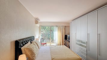 Een strijkplank/strijkijzer, wifi, beddengoed