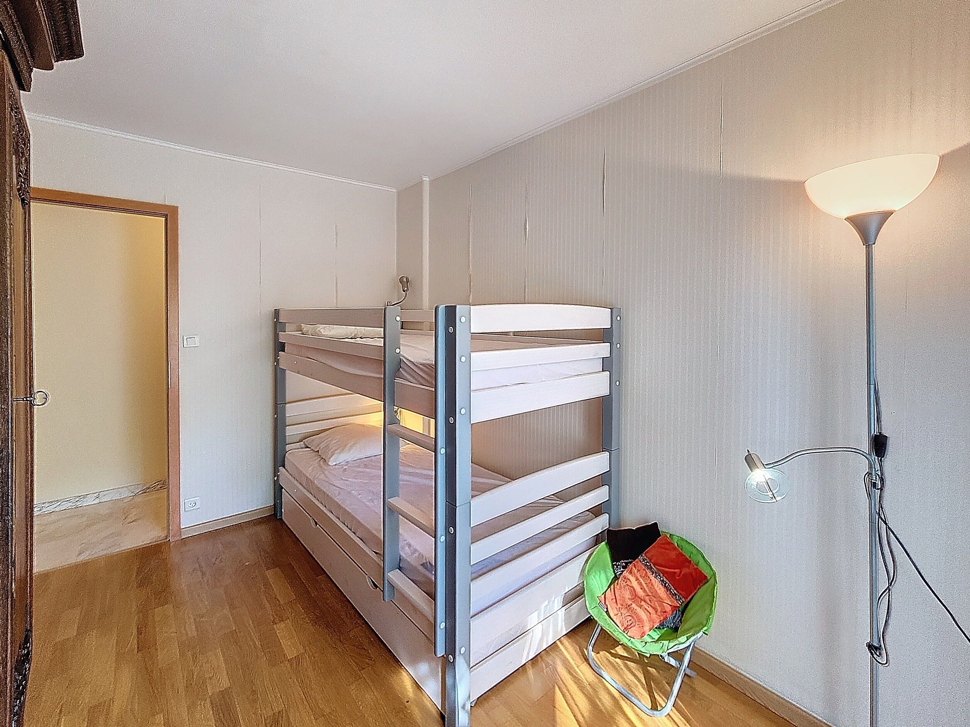 Een strijkplank/strijkijzer, wifi, beddengoed