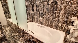 Shower, towels - HENRI CAMILLE AGENCY- Croisette - 2 bedrooms, 2 Bathrooms, 50m Croisette (Cannes)