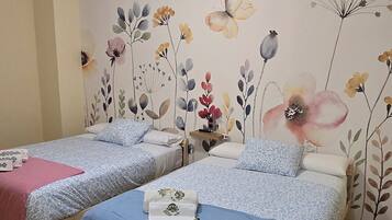 Standaard appartement | Een laptopwerkplek, geluiddichte muren, een strijkplank/strijkijzer