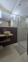 Apartamento estándar | Baño | Jabón, champú y papel higiénico