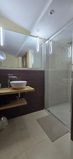 Standard Apartment | Bathroom | Soap, shampoo, toilet paper - MIRADOR DEL TORREÓN (Alcañiz)