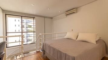 Comfort Duplex, Balcony, City View | Blackout curtains, iron/ironing board, free WiFi