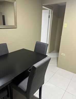 Dining - Lovely 6-bedroom building with AC in peaceful Kingston (Kingston)