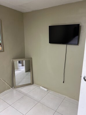 Interior - Lovely 6-bedroom building with AC in peaceful Kingston (Kingston)