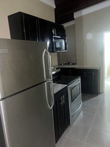 Lovely 6-bedroom building with AC in peaceful Kingston