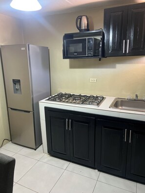 Private kitchen - Lovely 6-bedroom building with AC in peaceful Kingston (Kingston)