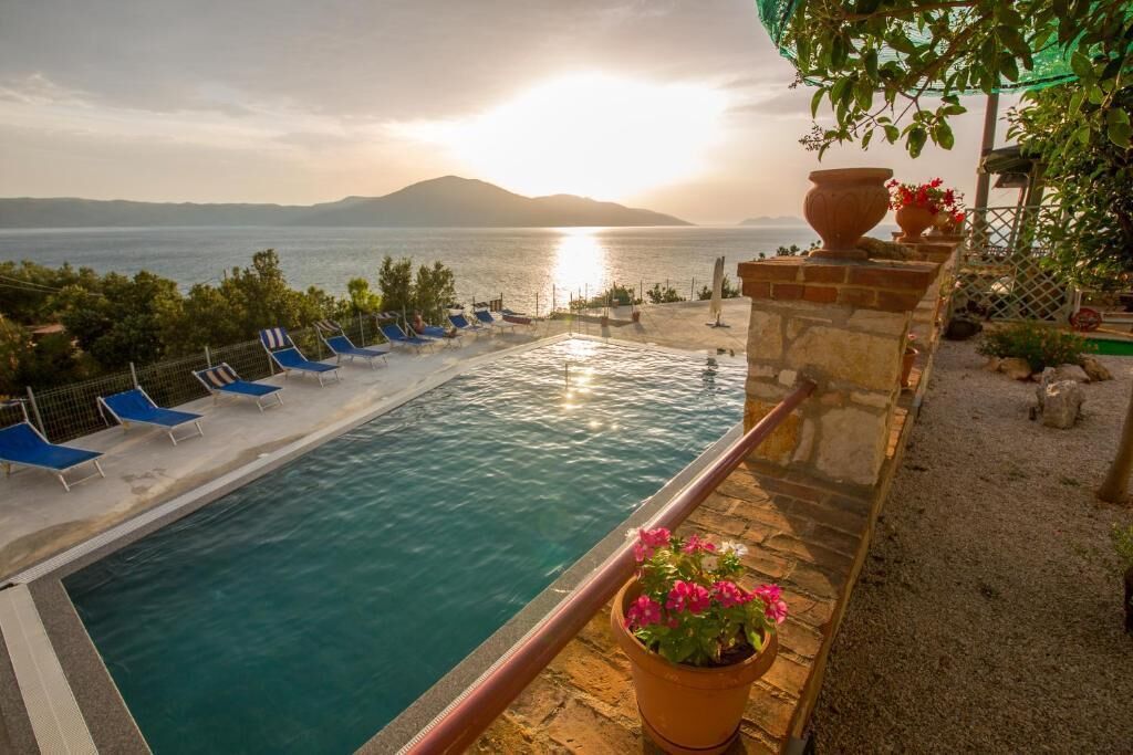 Außenpool (je nach Saison geöffnet), Sonnenschirme, Liegestühle