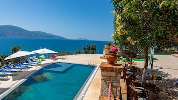 Piscina stagionale all'aperto, ombrelloni da piscina, lettini