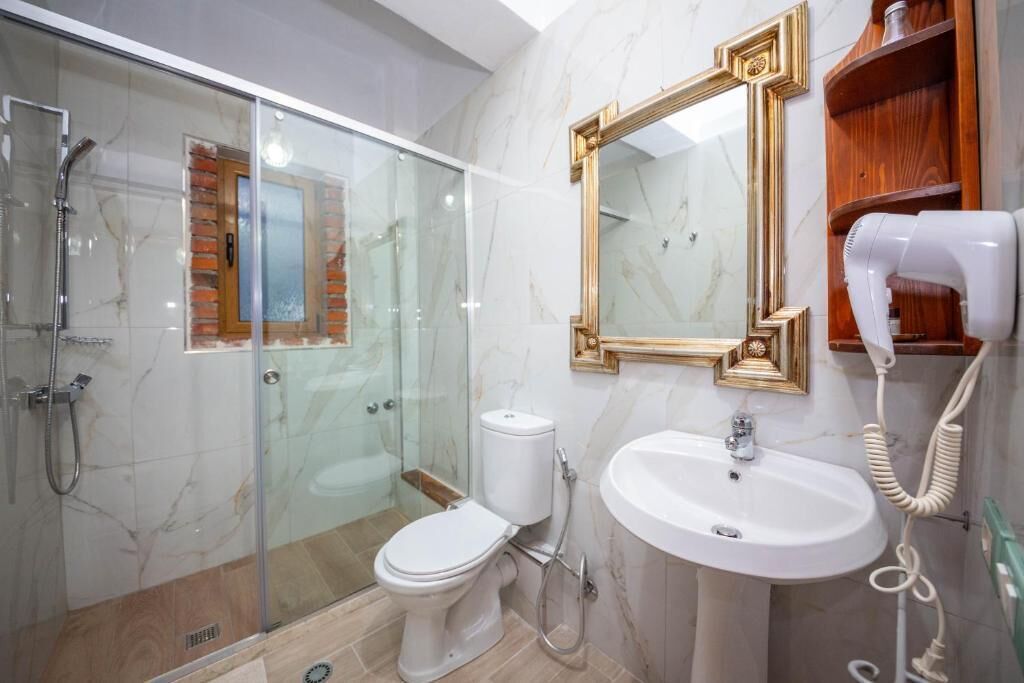 Dusch, hårtork, handdukar och tvål