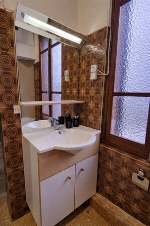 Shower, hair dryer, towels, soap - Charming T2 for 4 people, private parking, 10 min from metro, (Toulouse)