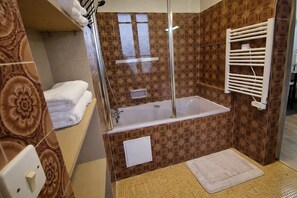 Douche, sèche-cheveux, serviettes fournies, savon