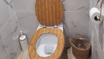 Een douche, een haardroger, handdoeken, zeep